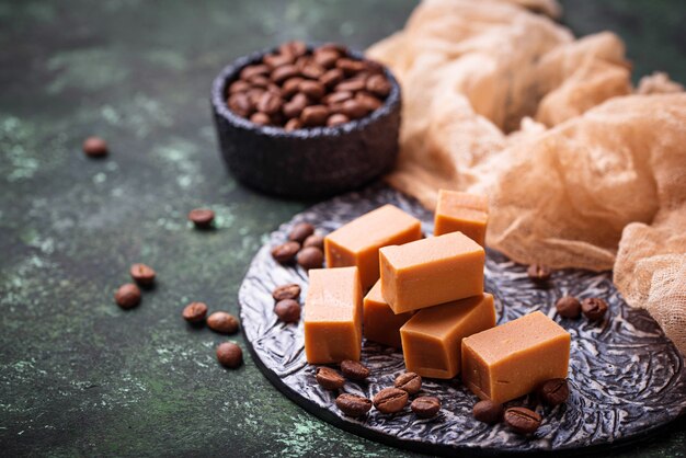 Bonbon au caramel au fudge avec grains de café