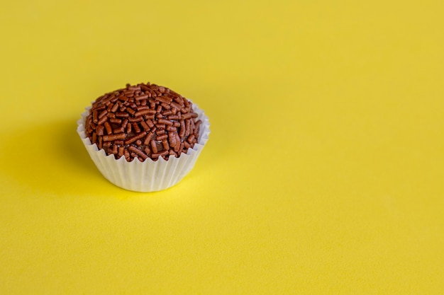 Bonbon au chocolat artisanal brésilien traditionnel isolé sur une surface jaune