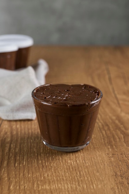 Bonbon au chocolat brésilien appelé Brigadeiro en pot sur fond de bureau en bois Version végétalienne