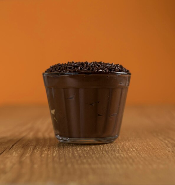 Bonbon au chocolat brésilien appelé Brigadeiro en pot sur fond de bureau en bois Version végétalienne