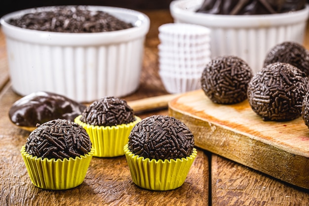 Bonbon brésilien appelé brigadeiro, petit bonbon au chocolat avec des paillettes servi lors de fêtes d'enfants