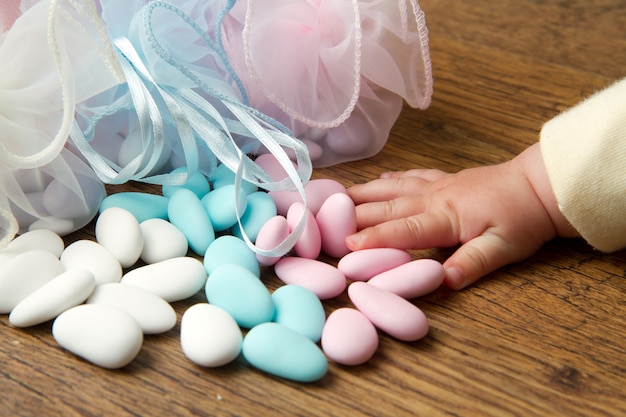 un bonbon favorise la main de bébé