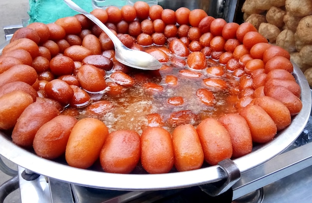 Le bonbon indien nommé "gulab jamun" se vend sur le marché local.