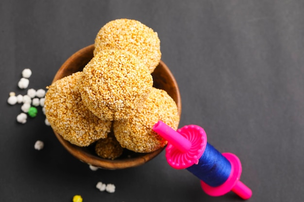 Photo bonbon indien pour le festival traditionnel makar sankranti : rajgira laddu à base de graines d'amarante dans un bol sur fond blanc.