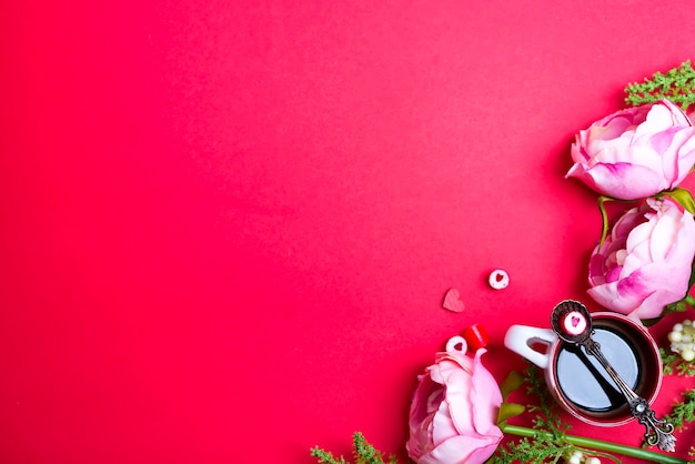 Bonbon rouge en forme de coeur sur cuillère