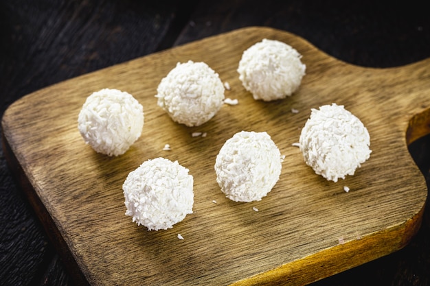 Bonbon végétalien à la noix de coco, sucré à base de lait de coco et sans sucre, dessert sain