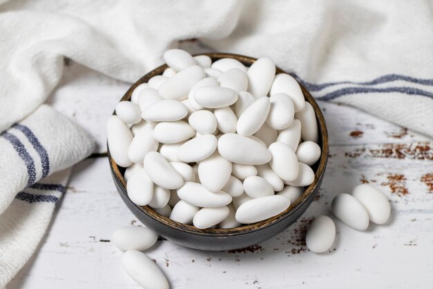 Bonbons d'amande Amandes sucrées sur un fond de bois blanc gros plan nom local badem sekeri