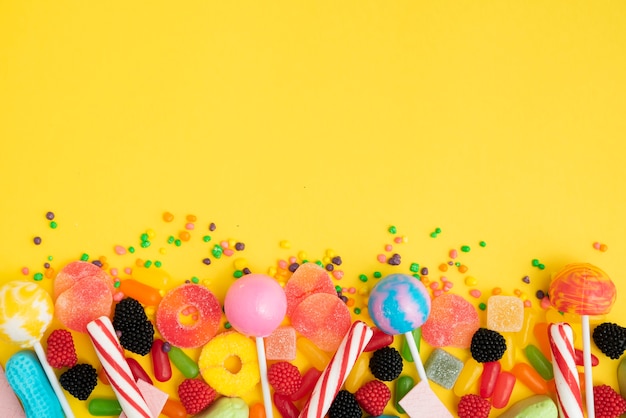 Bonbons assortiments sur table