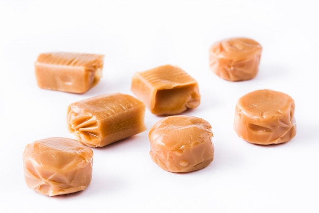 Bonbons au caramel caramel isolés sur blanc