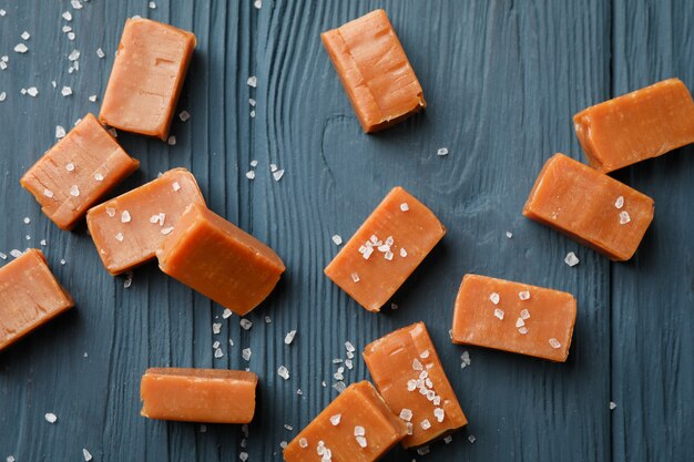 Bonbons au caramel salé sur un espace en bois, vue de dessus