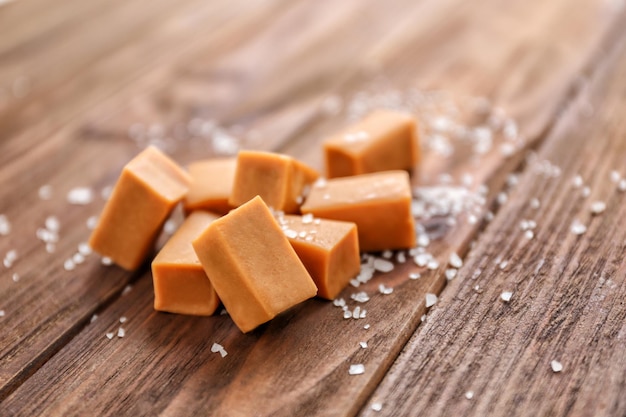 Bonbons au caramel salé sur table en bois