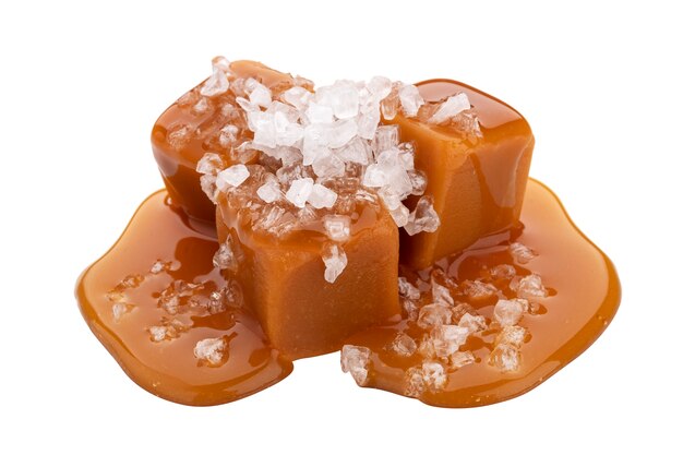 Bonbons au caramel avec sauce au caramel fondu et sel isolé sur blanc