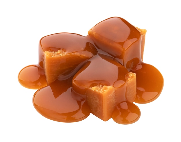 Bonbons au caramel avec sauce au caramel isolé sur tableau blanc