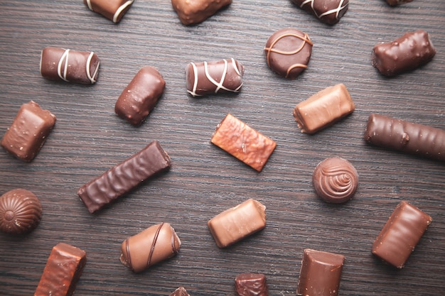 Bonbons au chocolat. Aliments sucrés. Fond