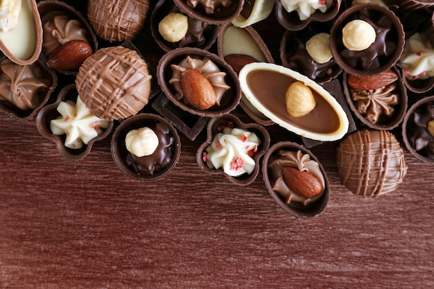 Photo bonbons au chocolat apéritif sur fond de bois