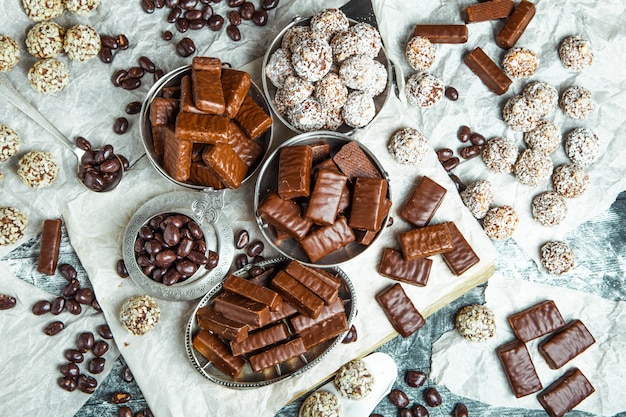 Bonbons au chocolat assortis sur fond de bois