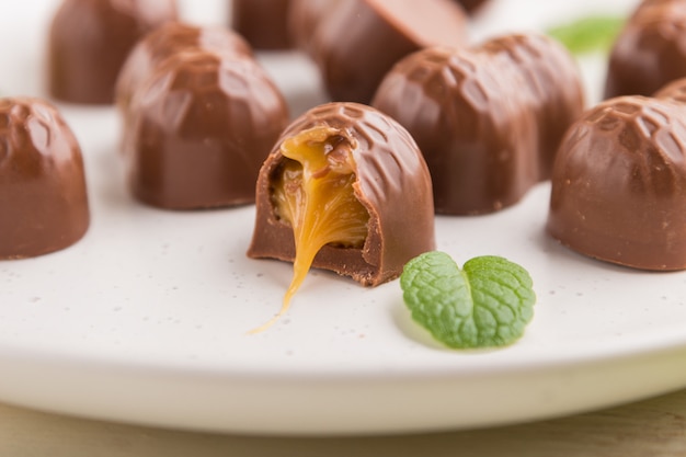 Bonbons au chocolat aux amandes et au caramel sur fond blanc