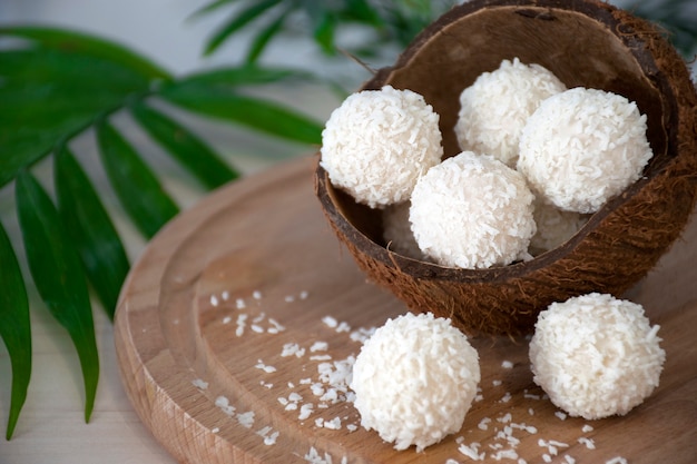 Photo bonbons au chocolat blanc maison en flocons de noix de coco en coque de noix