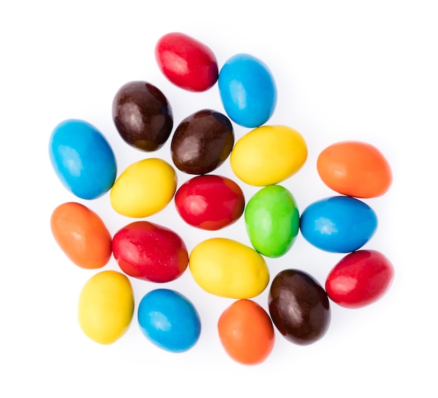 Bonbons au chocolat colorés boutons isolés sur fond blanc