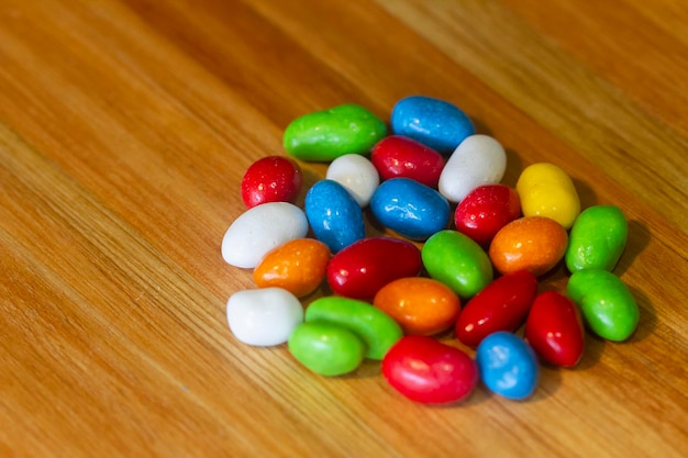 Bonbons au chocolat colorés sur une tablex9