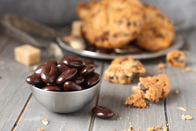 Bonbons au chocolat avec des cookies aux pépites de chocolat sur fond en bois