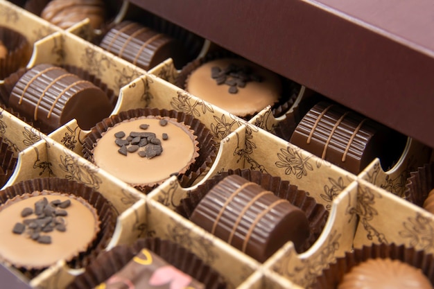 Bonbons au chocolat dans une boîte ouverte Bonbons au chocolat en gros plan Bonbons au chocolat assortis