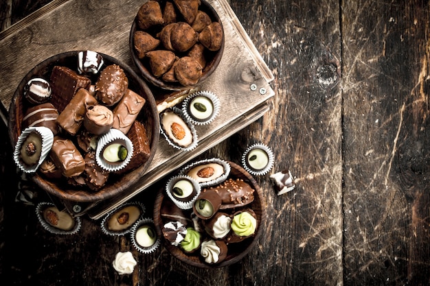 Bonbons au chocolat dans un bols.