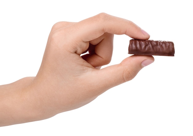 Bonbons au chocolat dans la main du garçon, isolé sur fond blanc.