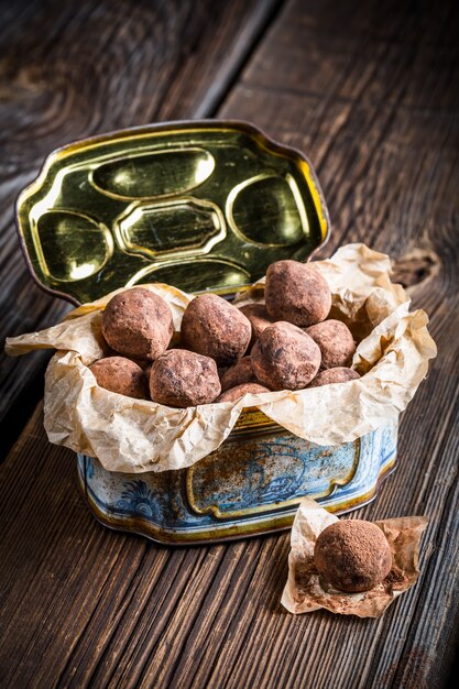 bonbons au chocolat dans un pot