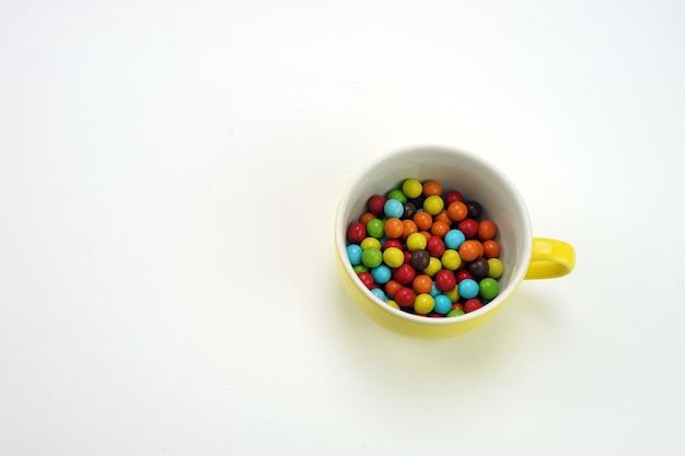 Bonbons au chocolat dans la tasse