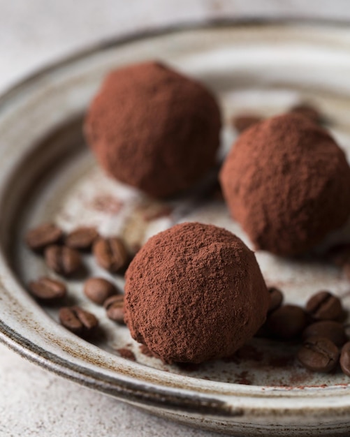 Bonbons au chocolat Délicieux dessert sur fond clair Truffes au café Macro photographie