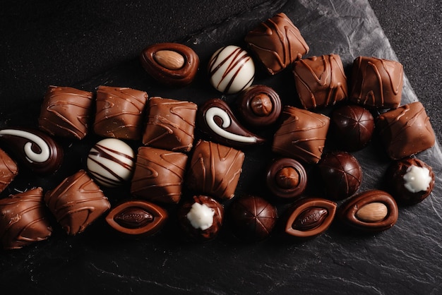 Bonbons au chocolat avec diverses garnitures fond de nourriture sucrée mélanger et assortir ensemble de différents bonbons