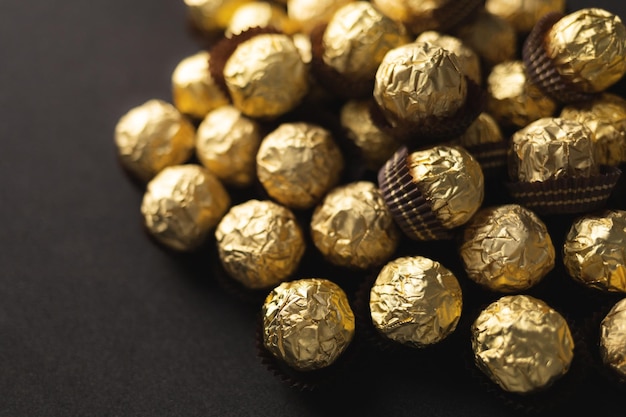 Photo bonbons au chocolat avec emballage d'or à noël