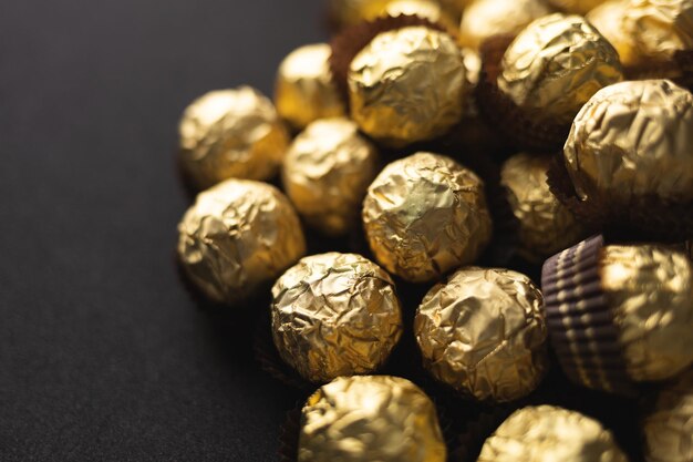 Photo bonbons au chocolat avec emballage d'or à noël