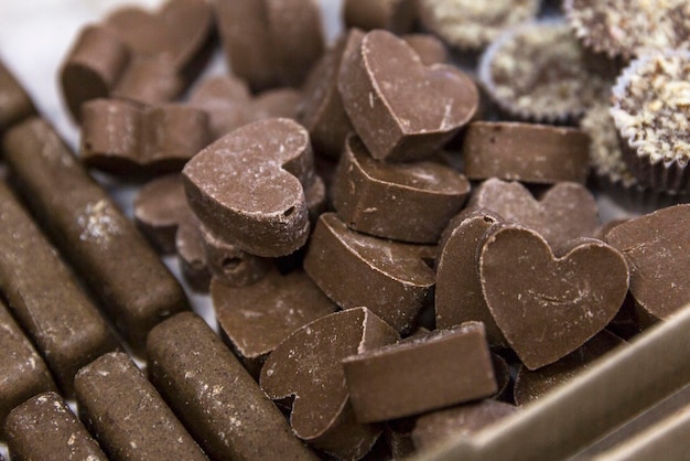 Bonbons au chocolat faits à la main en forme de coeur Bonbons sains Gros plan