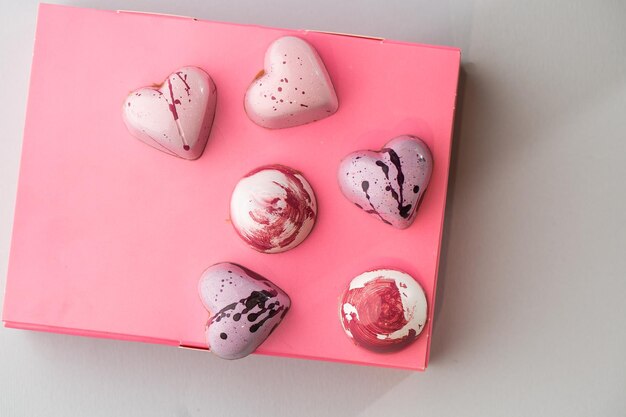 Bonbons au chocolat faits à la main de luxe sur boîte rose isolé sur fond blanc Bonbon artisanal exclusif Concept publicitaire de produit pour pâtisserie