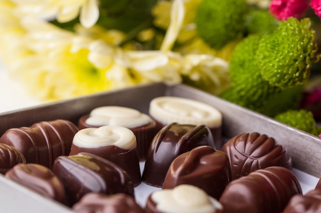 bonbons au chocolat et fleurs