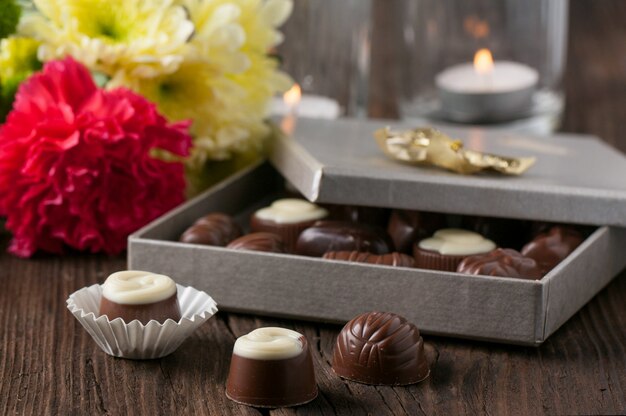 bonbons au chocolat et fleurs