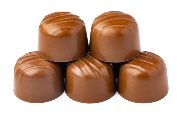 Bonbons au chocolat sur fond blanc