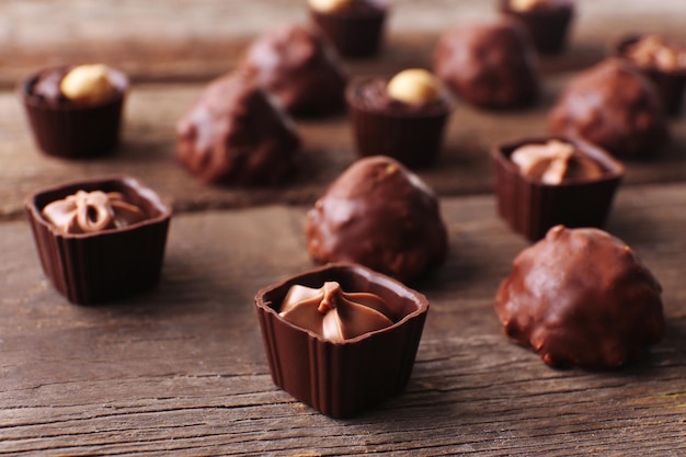 Bonbons au chocolat sur fond de bois