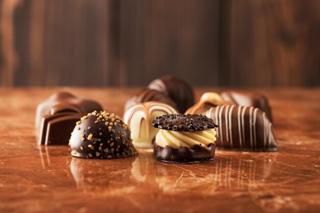 Bonbons au chocolat sur fond de marbre