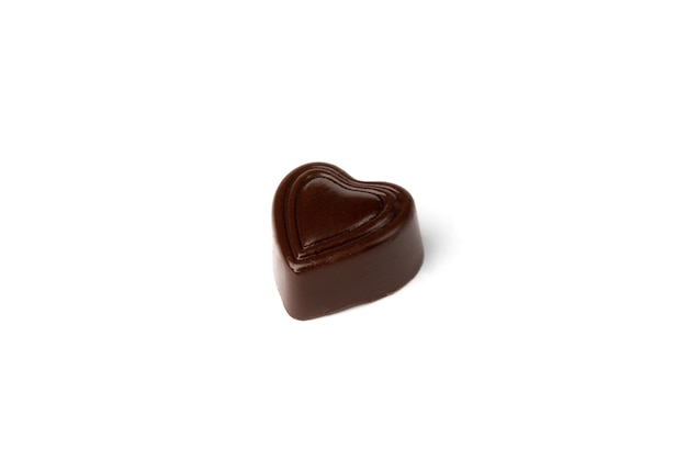 Bonbons au chocolat en forme de coeur isolés