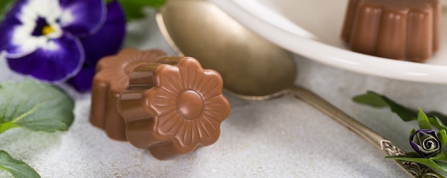 Photo bonbons au chocolat en forme de fleur