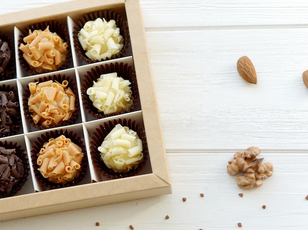 Bonbons au chocolat en gros plan de boîte