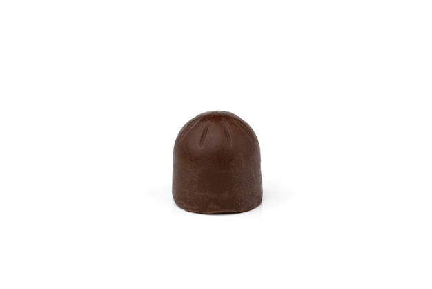 Bonbons au chocolat isolé sur fond blanc