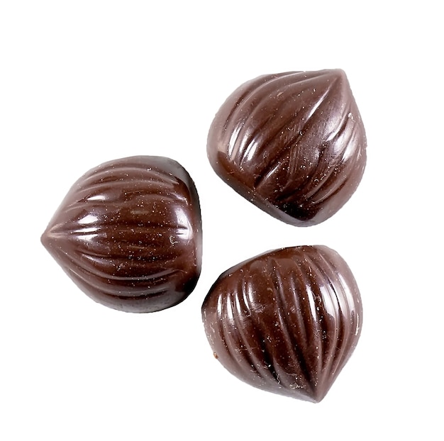 Bonbons au chocolat isolés sur une surface blanche.