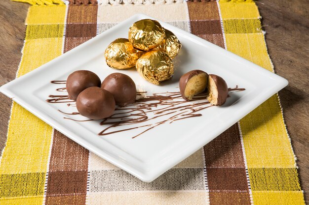 Photo bonbons au chocolat naturel fait maison sur fond blanc.