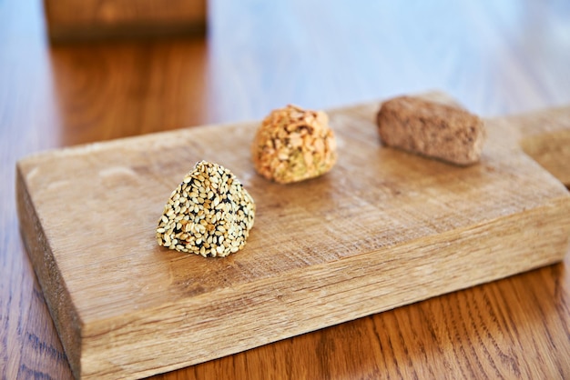 Bonbons au chocolat en panure sur une planche à découper décorative