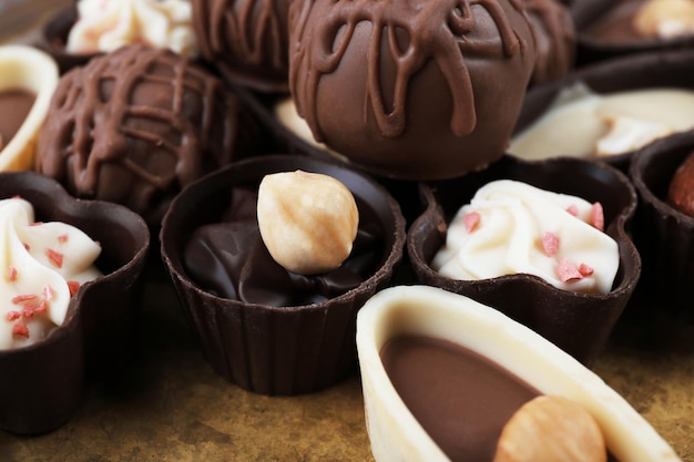 Bonbons au chocolat sur un plateau en métal, gros plan