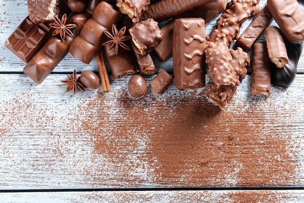 Bonbons au chocolat avec de la poudre sur fond de bois